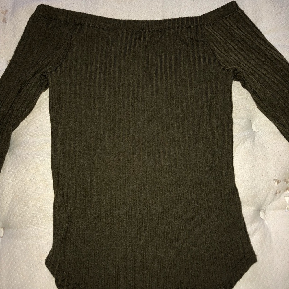 Off the shoulder tight shirt